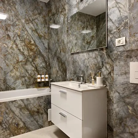 Art Deluxe - Private Parking